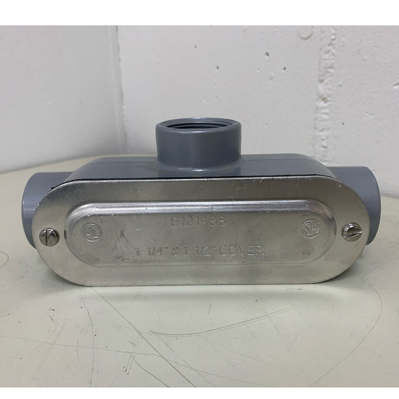 New Eaton E121488 1.25" Aluminum T Conduit Body With Cover & Gasket