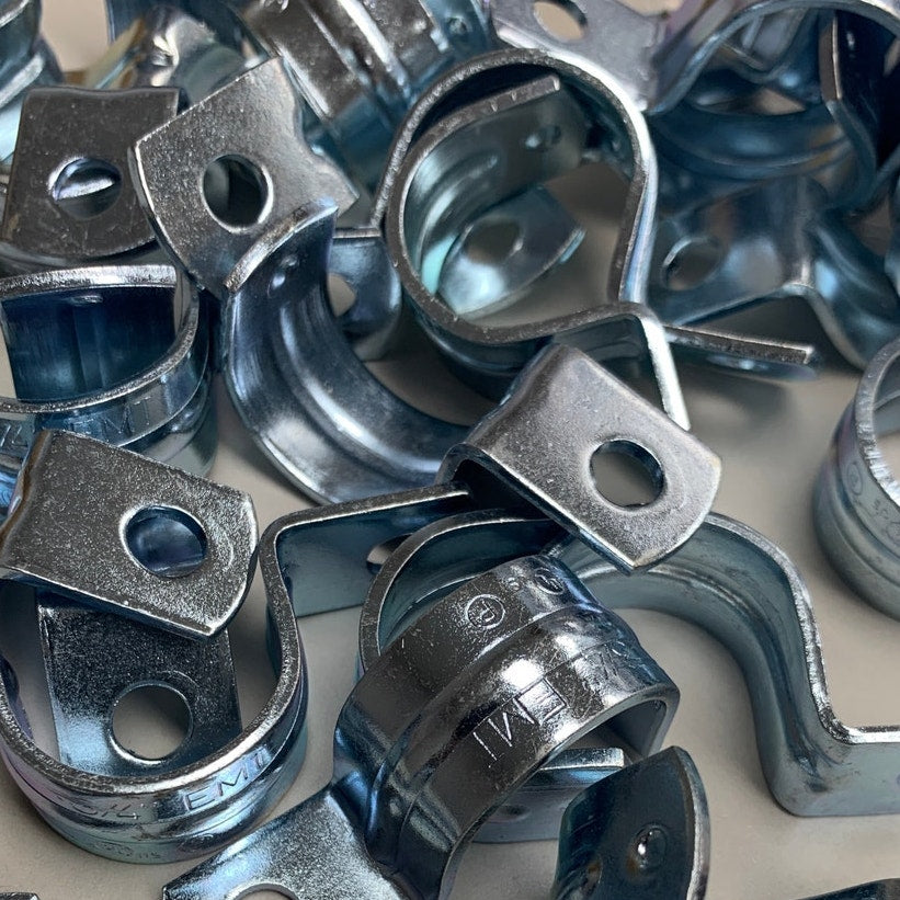 Box of 100 New Eaton 3/4" Metal Snap On Type Pipe Strap One Hole EMT Clamps