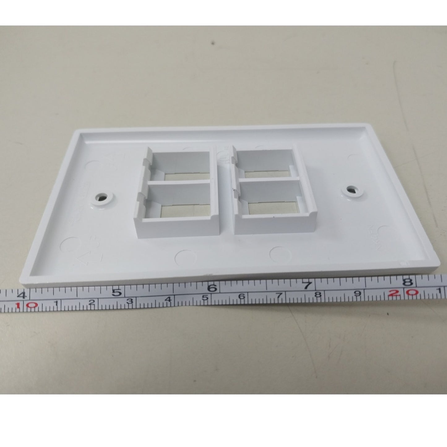 New Panduit Netkey NK4FNWH 4 Position White Plastic Faceplate